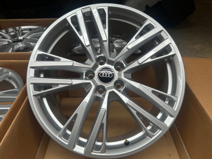 Audi A5 (2025) gyári 19"-os alufelnik - Image 1